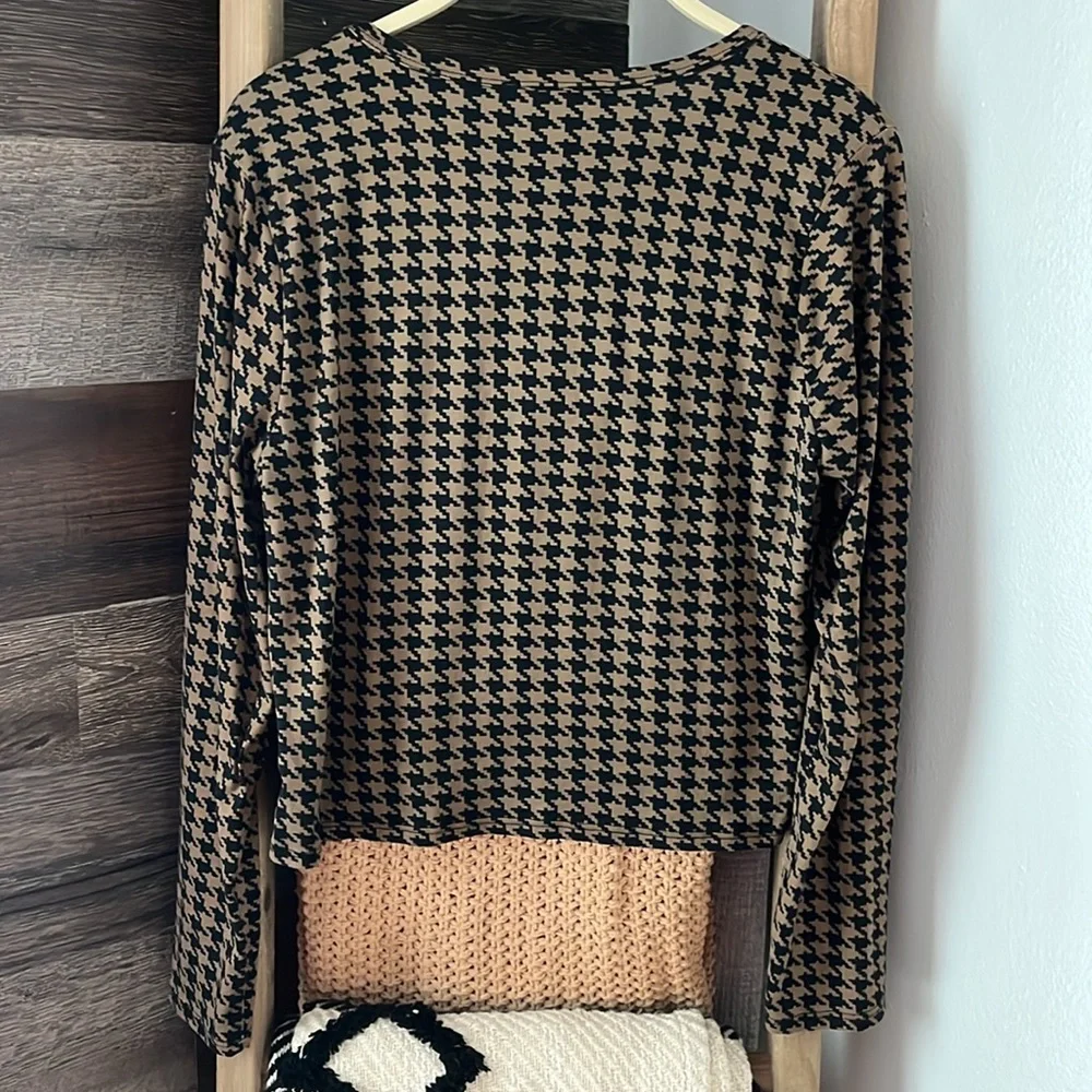 Gaze Black and Tan Houndstooth Cutout Top - Picture 2 of 3